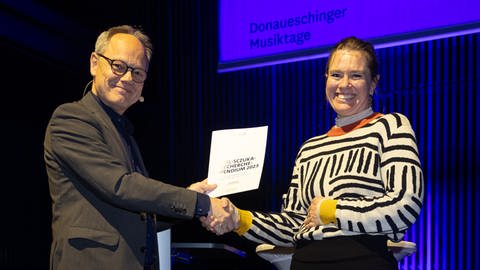 Kai Gniffke, Intendant des SWR, überreicht die Urkunde an die Stipendiatin des Karl-Sczuka-Recherchepreises in Zusammenarbeit des Goethe-Instituts 2023