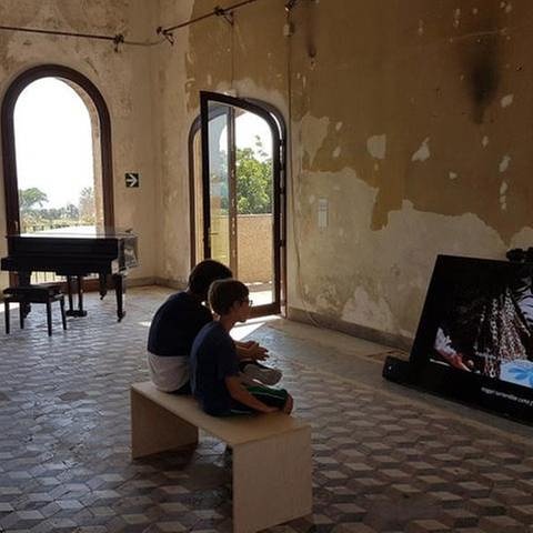 Zwei Kinder vor einem Bildschirm im verfallenden Palazzo Forcella de Seta (Foto: SWR, Karl Hoffmann -)