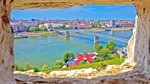 Novi Sad und die Donau, Blick durch ein Steinfenster von Petrovaradin (Foto: IMAGO, IMAGO / Panthermedia)