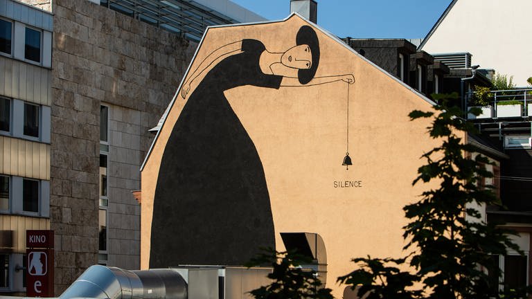 „Silence“ (2020) von SOURATI – O4,2, 68161 Mannheim   Stadt.Wand.Kunst (Foto: Pressestelle, (c) Alexander Krziwanie / Stadt.Wand.Kunst)