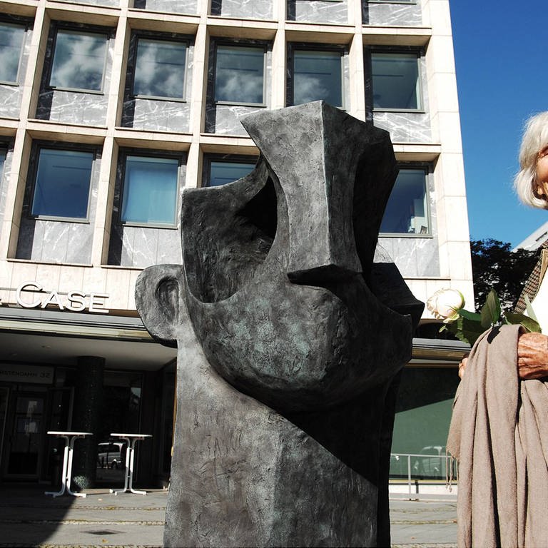Jacqueline Diffring bei Enthüllung ihrer Skulptur am Kurfürstendamm