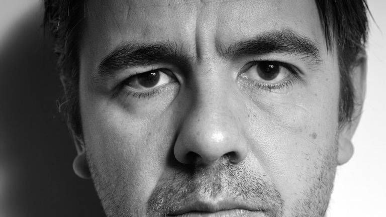 Schwarz-Weiß-Porträt des DJ Laurent Garnier