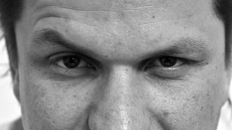 Schwarz-Weiß-Porträt des DJ Timo Maas