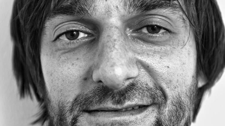 Schwarz-Weiß-Porträt des DJ Ricardo Villalobos (Foto: Pressestelle, Luigi Toscano)