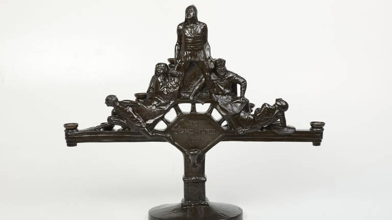Benno Elkan (1877 – 1960), Chanukka-Leuchter "Die fünf Makkabäer", Frankfurt am Main, um 1925, Bronze, 68,8 × 77,5 cm