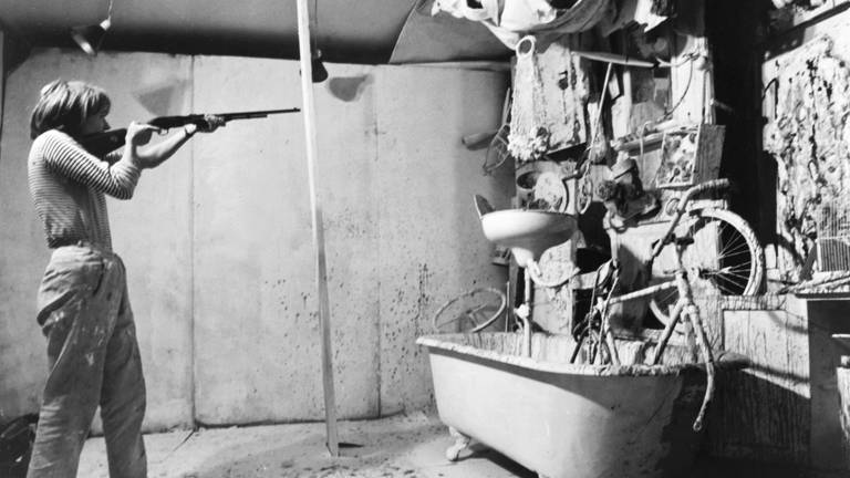 18 SEPTEMBER 1961 NIKI DE SAINT-PHALLE COMPLETES HER LATEST ARTWORK BY SHOOTING IT WITH A RIFLE. KOBKE GALLERY IN COPENHAGEN, DENMARK. (Foto: IMAGO, imago images / United Archives International)