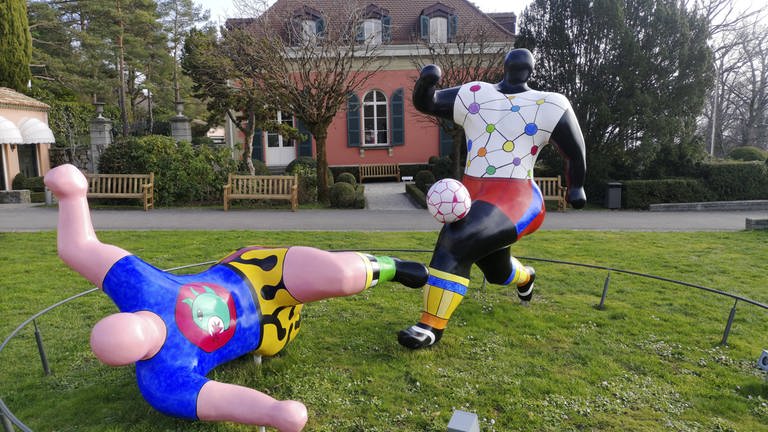 Die Skulptur Les Footballers aus Plastik der Künstlerin Niki de Saint-Phalle ( FRA) steht im Garten des Olympischen Museums des IOC in Lausanne  Schweiz (Foto: IMAGO, imago images / Norbert Schmidt)