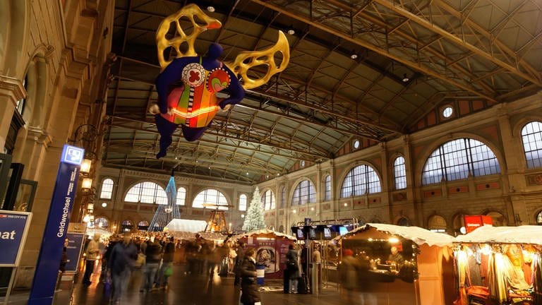 Haupthalle des Hauptbahnhofs in ZürichSchweiz mit Skulpturen von Niki de Saint Phalle (Foto: IMAGO, imago images / Travel-Stock-Image)
