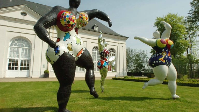 Illustration picture shows three scultures of Niki de Saint-Phalle, called whrite nana, Black nana and silver nana in the parc of Seneffe castle, Friday 05 May 2006, for the presentation of a new outside exhibition in the domain of Seneffe castle  (Foto: IMAGO, imago images / Belga)