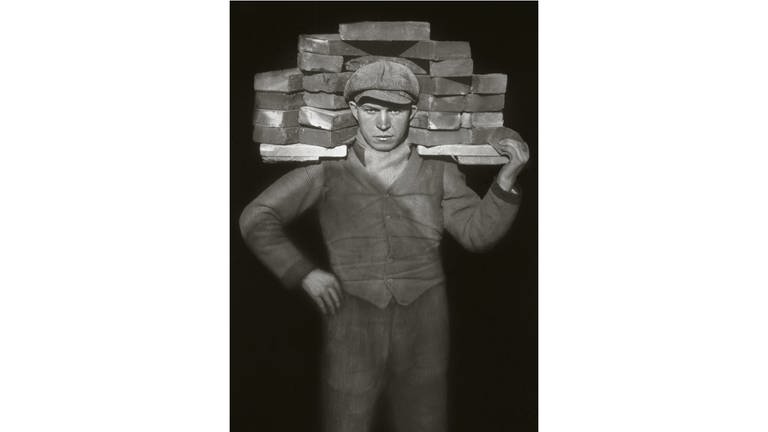 August Sander, Handlanger, 1928, Silbergelatinepapier (Foto: Pressestelle, Die Photographische Sammlung/SK Stiftung Kultur - August Sander Archiv, Köln; BILDRECHT, Wien, 2021)
