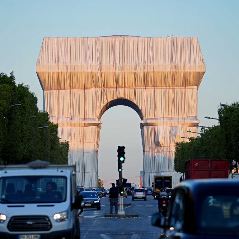 Der fertig verhüllte Triumphbogen „L'Arc de Triomphe, Wrapped“ (Foto: Pressestelle, 2021 Christo and Jeanne-Claude Foundation Foto: Wolfgang Volz)
