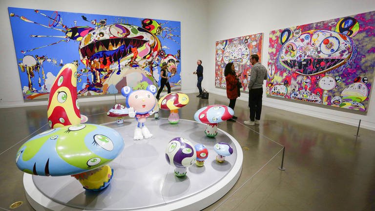 Takashi Murakami-Ausstellung in Vancouver. Farbenfrohe Manga-Skulpturen und große Malereien an der Wand. (Foto: IMAGO, IMAGO / Xinhua)
