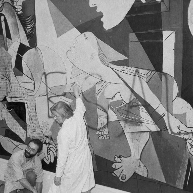 Mitarbeiter des Museum of Modern Art entfernen Farbe von Pablo Picassos Wandbild „Guernica“