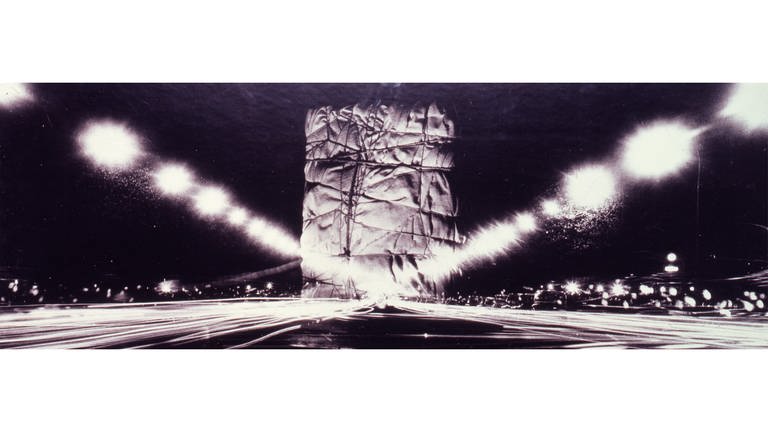 Eingewickelter Arc de Triomphe, Paris 1962-1963  - Fotomontage zweier Fotos von Shunk-Kender (Foto: Pressestelle, 2020 Christo and Jeanne-Claude Foundation, Shunk-Kender )