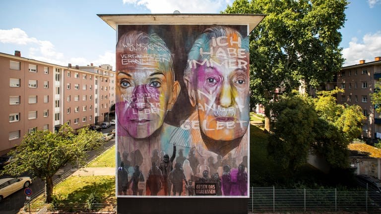 Mural „Gegen das Vergessen (Lest we forget)“, 2020 von AKUT   Stadt.Wand.Kunst (Foto: Pressestelle, (c) Alexander Krziwanie / Stadt.Wand.Kunst)