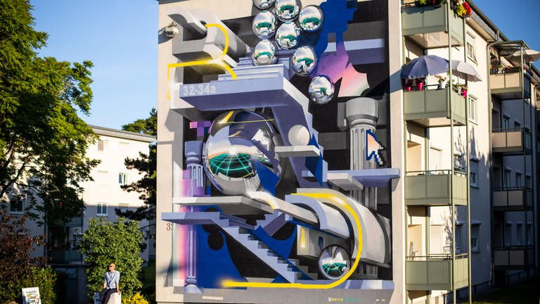 Mural „Stairway To Heaven“ (2020) von BOND TRULUV   Stadt.Wand.Kunst (Foto: Pressestelle, (c) Alexander Krziwanie / Stadt.Wand.Kunst)