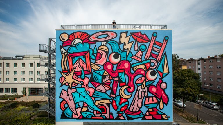 Mural „"Feels Like Home", 2021 von THE CAVER  Stadt.Wand.Kunst (Foto: Pressestelle, (c) Alexander Krziwanie / Stadt.Wand.Kunst)
