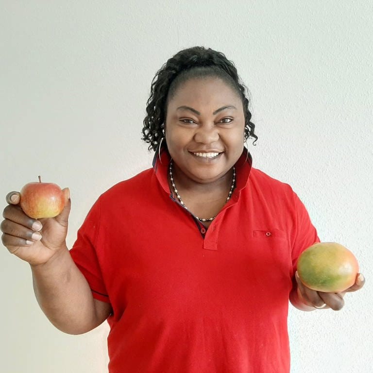 Dr. Sylvie Nantcha mit ihren „kleinen Schätzen“: Apfel und Mango (Foto: Pressestelle, Dr. Sylvie Nantcha)