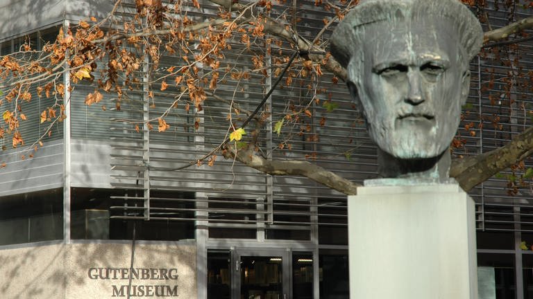 Steinerner Gutenberg-Kopf vor dem Eingang des Mainzer Gutenbergmuseums (Foto: SWR, SWR -)