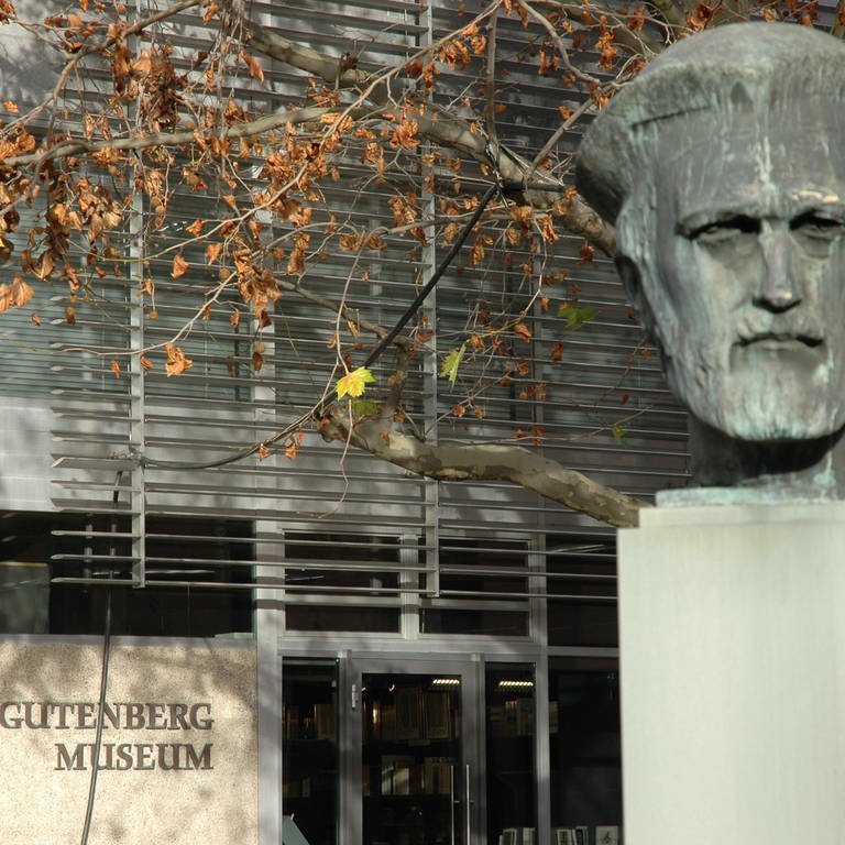 Steinerner Gutenberg-Kopf vor dem Eingang des Mainzer Gutenbergmuseums
