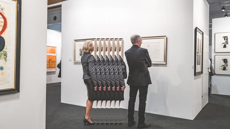 Menschen steht vor einem Bild in einer Ausstellung  (Foto: IMAGO, photocase)
