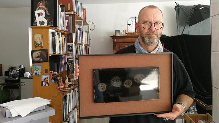 Steffen Diemer zeigt eine Kollogium-Nassplatten-Fotografie (Foto: SWR, Steffen Diemer - Steffen Diemer)