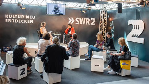 SWR2 Messestand auf der art KARLSRUHE 2022: Die Medienkünstlerin Ulrike Rosenbach (rechts) im Gespräch mit Marie-Dominique Wetzel, SWR2 (Foto: SWR, Paul Gärtner)