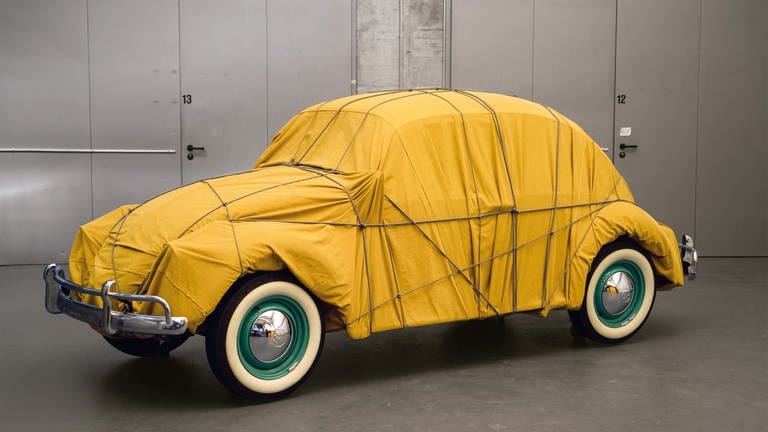 Christo. Verhüllter VW-Käfer von 1961, 1963–2014 (Foto: Pressestelle, Christo and Jeanne-Claude Foundation / VG Bild-Kunst, Bonn, 2022 / Foto: Wolfgang Volz)
