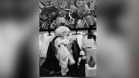 Zur Eröffnung ihrer Ausstellung „Bett - Buch - Bilder“ im Neuen Berliner Kunstverein 1978 präsentierte sich Lil Picard mit der Performance „Bedtease“.  (Foto: picture-alliance / Reportdienste, Sammlung Richter)