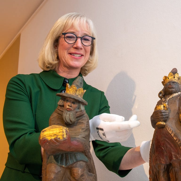 Museumsleiterin Stefanie Dathe präsentiert im Ulmer Museum die Kripppenfiguren aus dem Münster.  (Foto: dpa Bildfunk, picture alliance/dpa | Stefan Puchner)