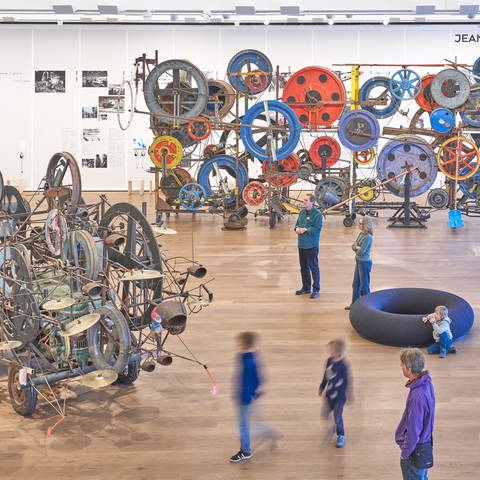 Installationsansicht in der Ausstellung La roue = c'est tout mit Werken (Foto: Pressestelle, Museum Tinguely, Basel; Foto: Daniel Spehr)