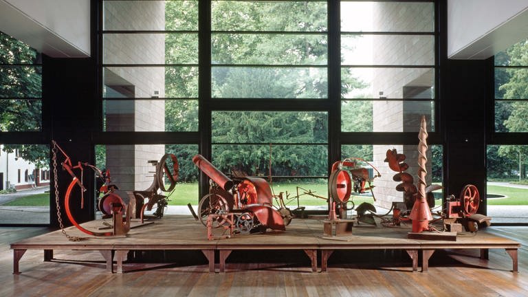 Ausstellung „La roue = c'est tout“ im Museum Tinguely (Foto: Pressestelle, Jean Tinguely, Plateau agriculturel, 1978)