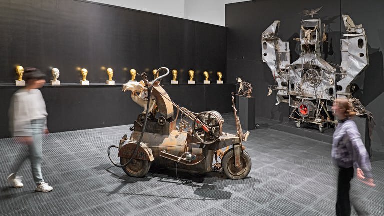 Installationsansicht in der Ausstellung La roue = c'est tout mit Werken von Jean Tinguely und Eva Aeppli (Foto: Pressestelle, Museum Tinguely, Basel; Foto: Daniel Spehr)