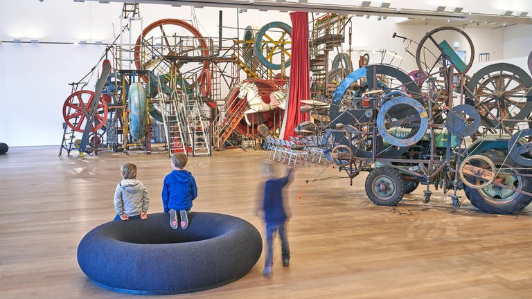 Installationsansicht in der Ausstellung La roue = c'est tout mit Werken (Foto: Pressestelle, Museum Tinguely, Basel; Foto: Daniel Spehr)