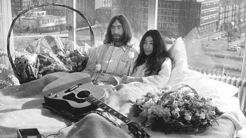 Yoko Ono und John Lennon verbringen die Flitterwochen mit der Presse im Hotelzimmer