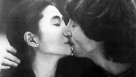 Auf der Vorderseite der letzten Lennon-Platte "Double Fantasy" küssen sich Yoko Ono und John Lennon. Aufnahme vom 10.12.1980.