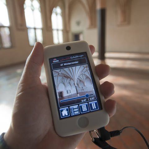 iPod in der Hand als Audioguide (Foto: IMAGO, IMAGO / imagebroker)