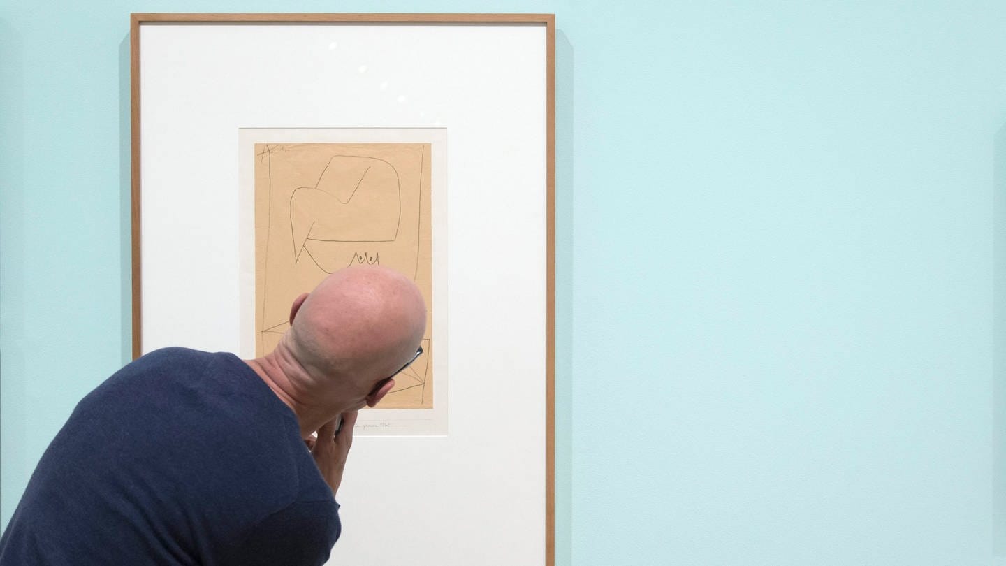 Ein Besucher betrachtet das Bild 'Unter grossem Hut'  vom Deutsch-Schweizer Maler Paul Klee (Foto: dpa Bildfunk, EPA/PETER KLAUNZER)