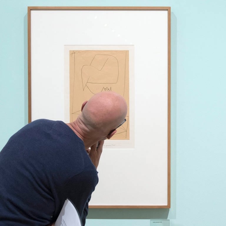 Ein Besucher betrachtet das Bild 'Unter grossem Hut'  vom Deutsch-Schweizer Maler Paul Klee 