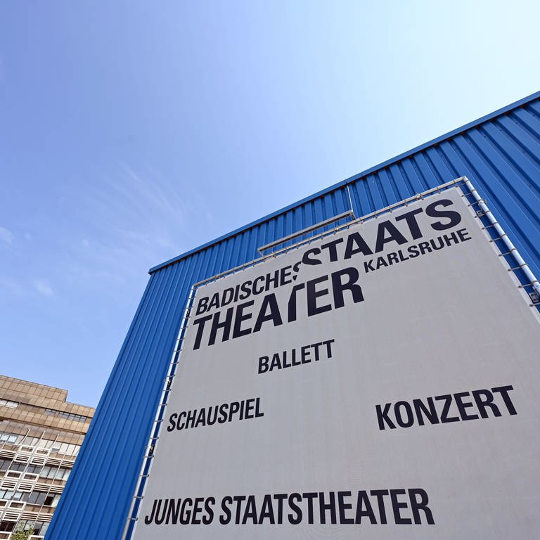 Die Fassade des Badischen Staatstheaters in Karlsruhe