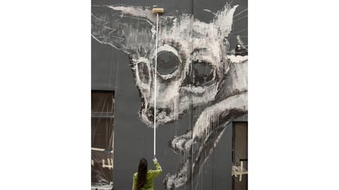 HERA arbeitet an ihrem Mural beim Projekt „Stadt.Wand.Kunst“ in Mannheim.