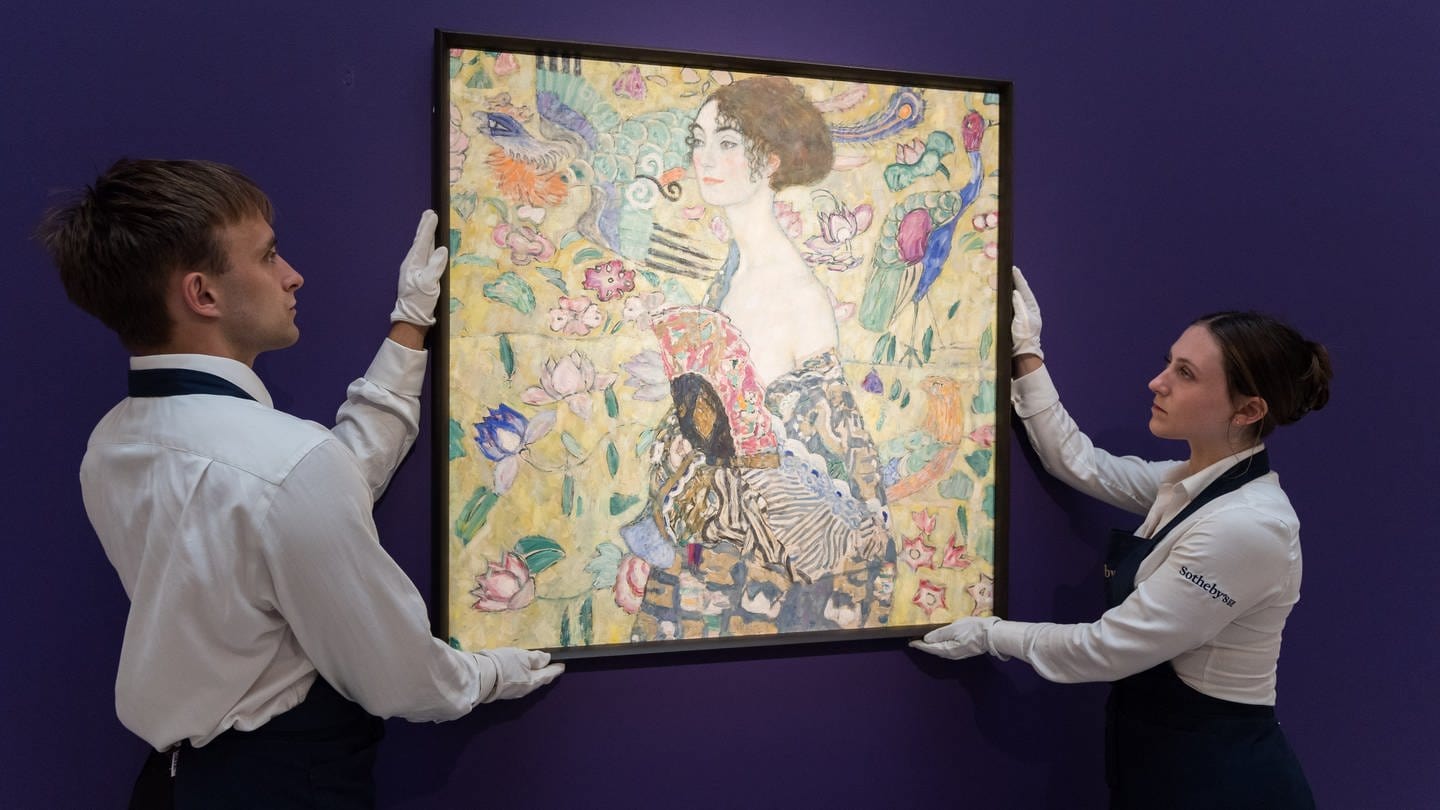 Fototermins im Auktionshaus Sotheby's: Gustav Klimts letztes Porträtgemälde mit dem Titel Dame mit Fächer (1918) (Foto: picture-alliance / Reportdienste, Anadolu Agentur/Wiktor Szymanowicz)