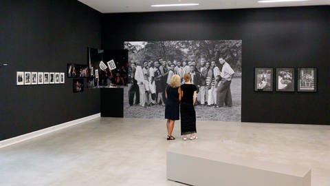 Ausstellungsansicht »(Wahl-)Familie. Die, die wir sind« mit der Arbeit Voguing and the Ballroom Scene of New York (1989-92) von Chantal Regnault, Kunstmuseum Ravensburg, 2023