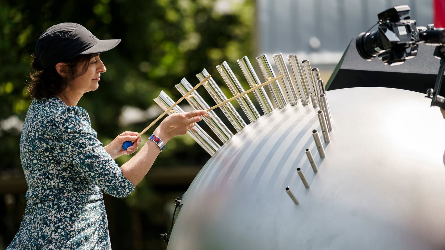 Künstlerin Nevin Aladag kann kein Instrument gut spielen. Sie will zum gemeinsamen Tun anregen. (Foto: Baden-Baden Events GmbH / Foto: (c)Valentin Behringer)