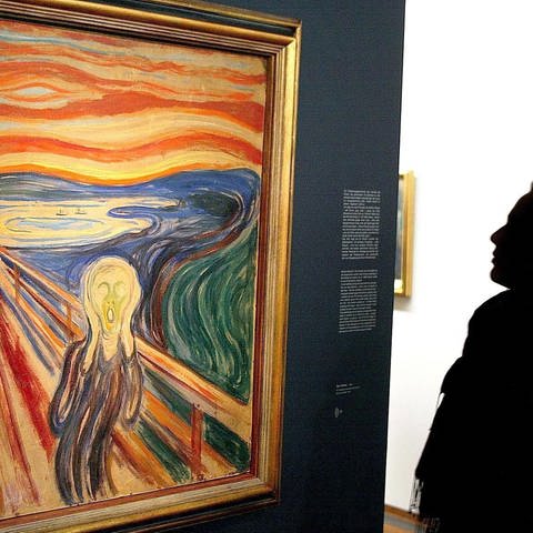 ARCHIV - Eine Besucherin betrachtet das Gemälde «Der Schrei» von Edvard Munch.