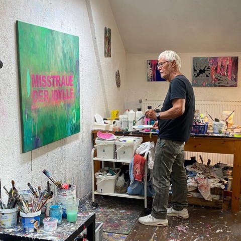 Der Künstler Manfred E. Plathe arbeitet in seinem Atelier in Neustadt a.d. Weinstraße an einem seiner Bilder
