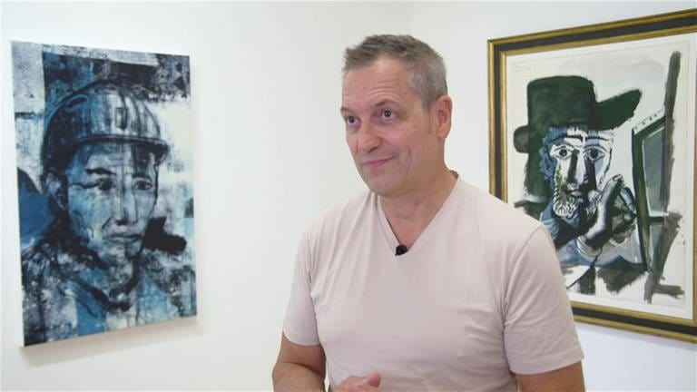 Dieter Nuhr vor einem Werk Picassos und seinem eigenen Bild (Foto: SWR)