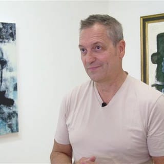 Dieter Nuhr vor einem Werk Picassos und seinem eigenen Bild
