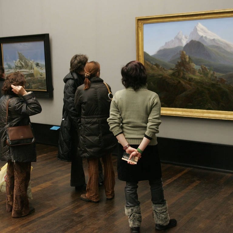 Leute im Museum vor Caspar David Friedrichs "Der Watzmann"