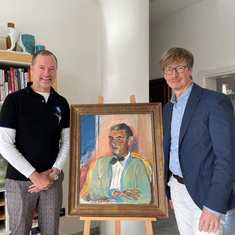 Rüdiger Schwarz und Jürgen Oßwald mit einem Gemälde von Rudolf Levy